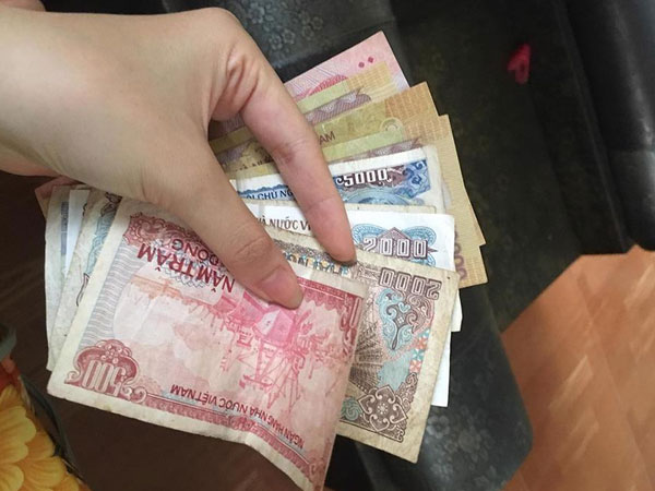 Nàng dâu không thu nhập bị mẹ chồng giao bài toán chi tiêu khó: 100 nghìn bắt mua thức ăn 2 bữa cho 4 người lớn và 3 con chó