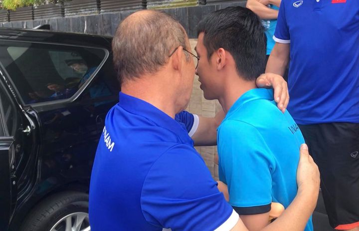 HLV Park Hang-seo lưu luyến chia tay Hùng Dũng