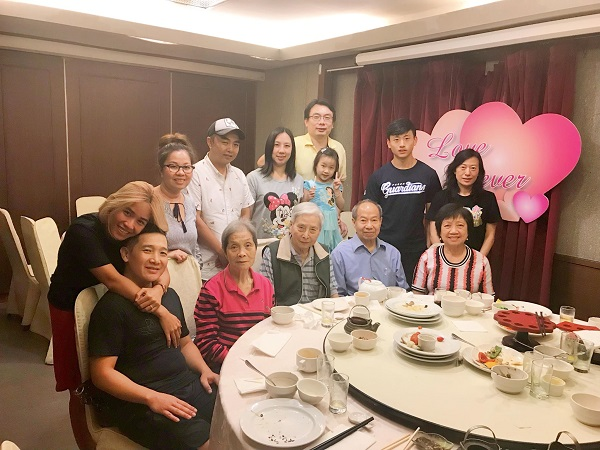 Đăng đàn khoe cảnh làm dâu có dàn anh chị chồng U90, cháu chồng U50... cô nàng 9x khiến dân mạng like điên đảo