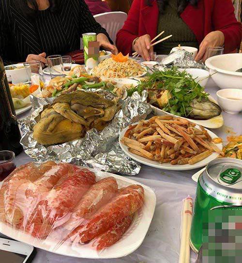 Cỗ cưới quê hoành tráng, biết là lỗ vẫn chi 1,8 triệu/mâm 11 món, dân tình đoán ngay: Quảng Ninh