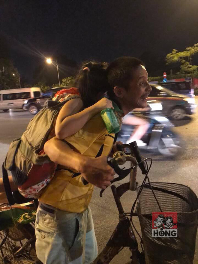 Cảnh người đàn ông cõng con khiến bao phương tiện trên phố Hà Nội khựng lại trong giây lát