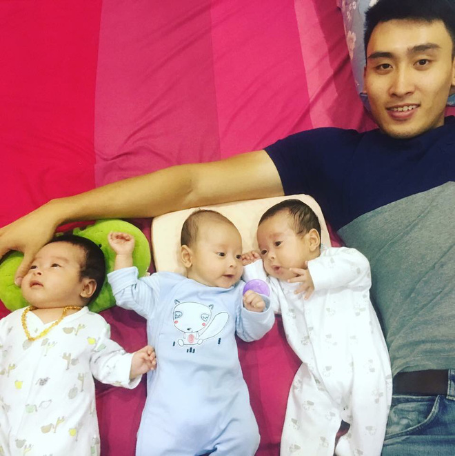 Clip 3 cậu bé sinh ba xúm xít, quấn mẹ đòi sữa gây bão mạng và câu chuyện phía sau Clip 3 cậu bé sinh ba xúm xít, quấn mẹ đòi sữa gây bão mạng và câu chuyện phía sau