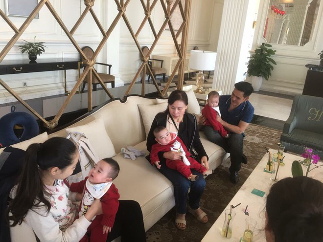 Clip 3 cậu bé sinh ba xúm xít, quấn mẹ đòi sữa gây bão mạng và câu chuyện phía sau Clip 3 cậu bé sinh ba xúm xít, quấn mẹ đòi sữa gây bão mạng và câu chuyện phía sau