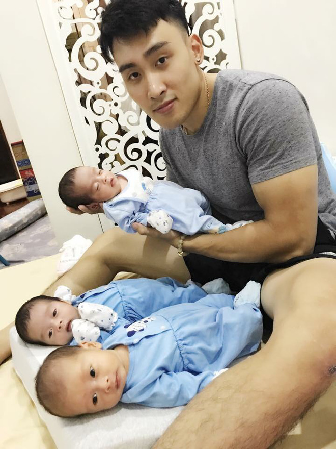 Clip 3 cậu bé sinh ba xúm xít, quấn mẹ đòi sữa gây bão mạng và câu chuyện phía sau Clip 3 cậu bé sinh ba xúm xít, quấn mẹ đòi sữa gây bão mạng và câu chuyện phía sau