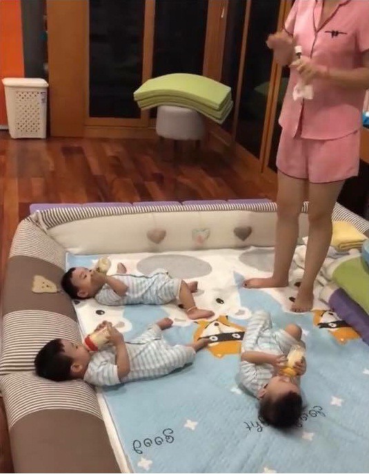 Clip 3 cậu bé sinh ba xúm xít, quấn mẹ đòi sữa gây bão mạng và câu chuyện phía sau