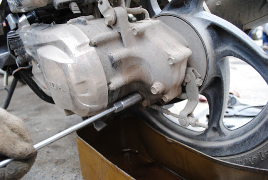 Thay nhớt hộp số xe tay ga: Thói quen bỏ quên của nhiều người