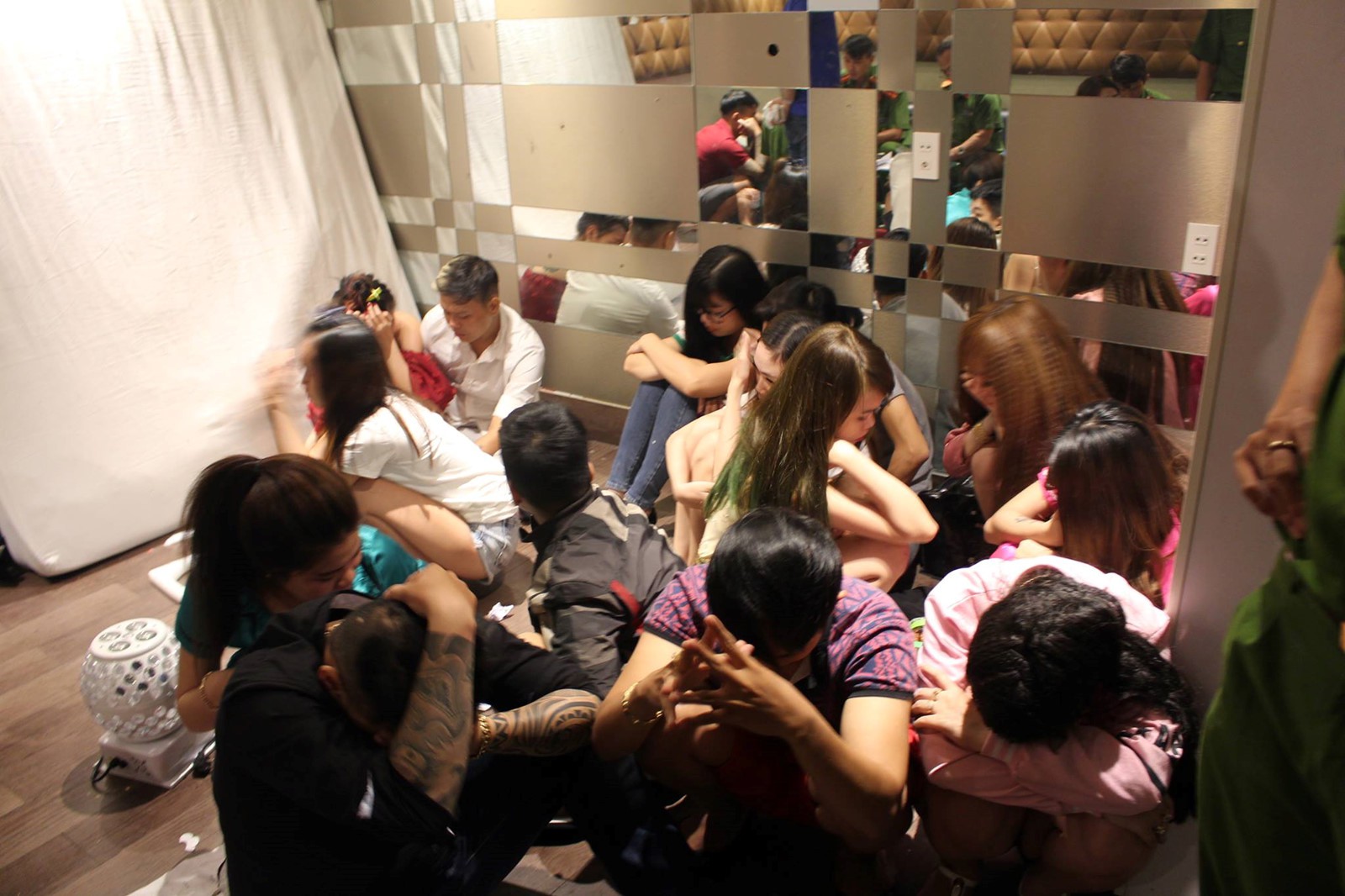 Nhóm dân chơi tổ chức tiệc ma tuý tập thể trong quán karaoke tại Sài Gòn