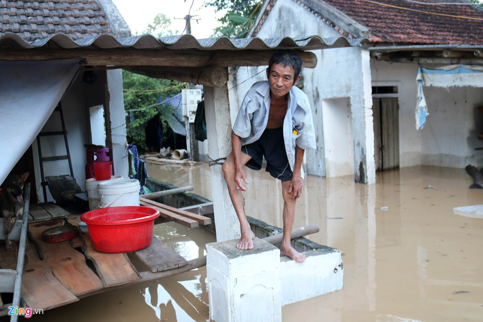 Người dân xứ Nghệ gồng mình đối phó với lũ lụt kéo dài