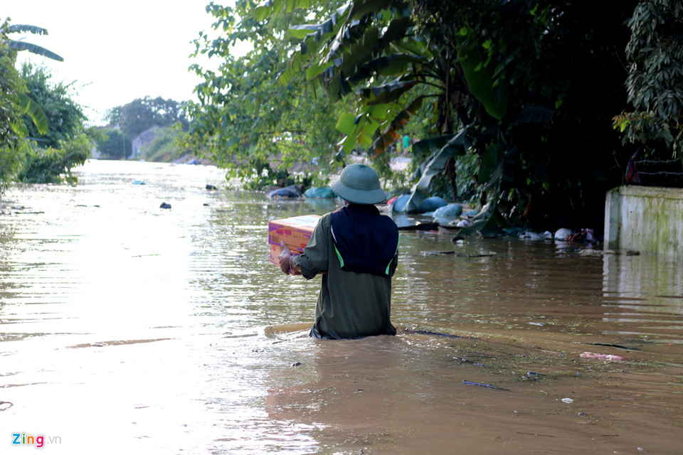 Người dân xứ Nghệ gồng mình đối phó với lũ lụt kéo dài