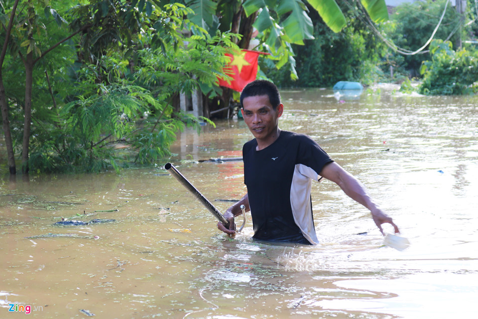 Người dân xứ Nghệ gồng mình đối phó với lũ lụt kéo dài