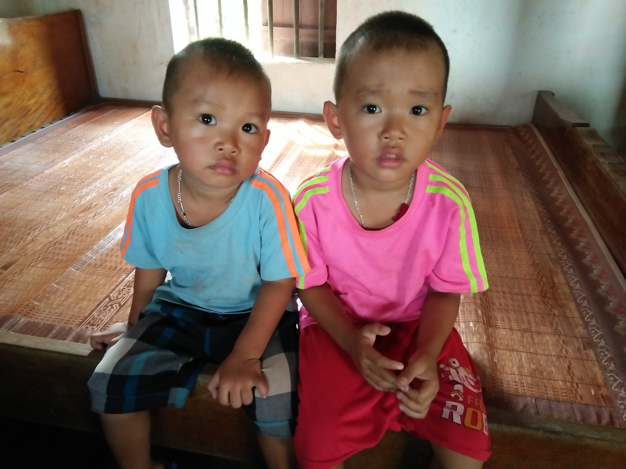 Xót cảnh hai đứa trẻ mồ côi cha hàng ngày theo mẹ đi phu gạch kiếm sống