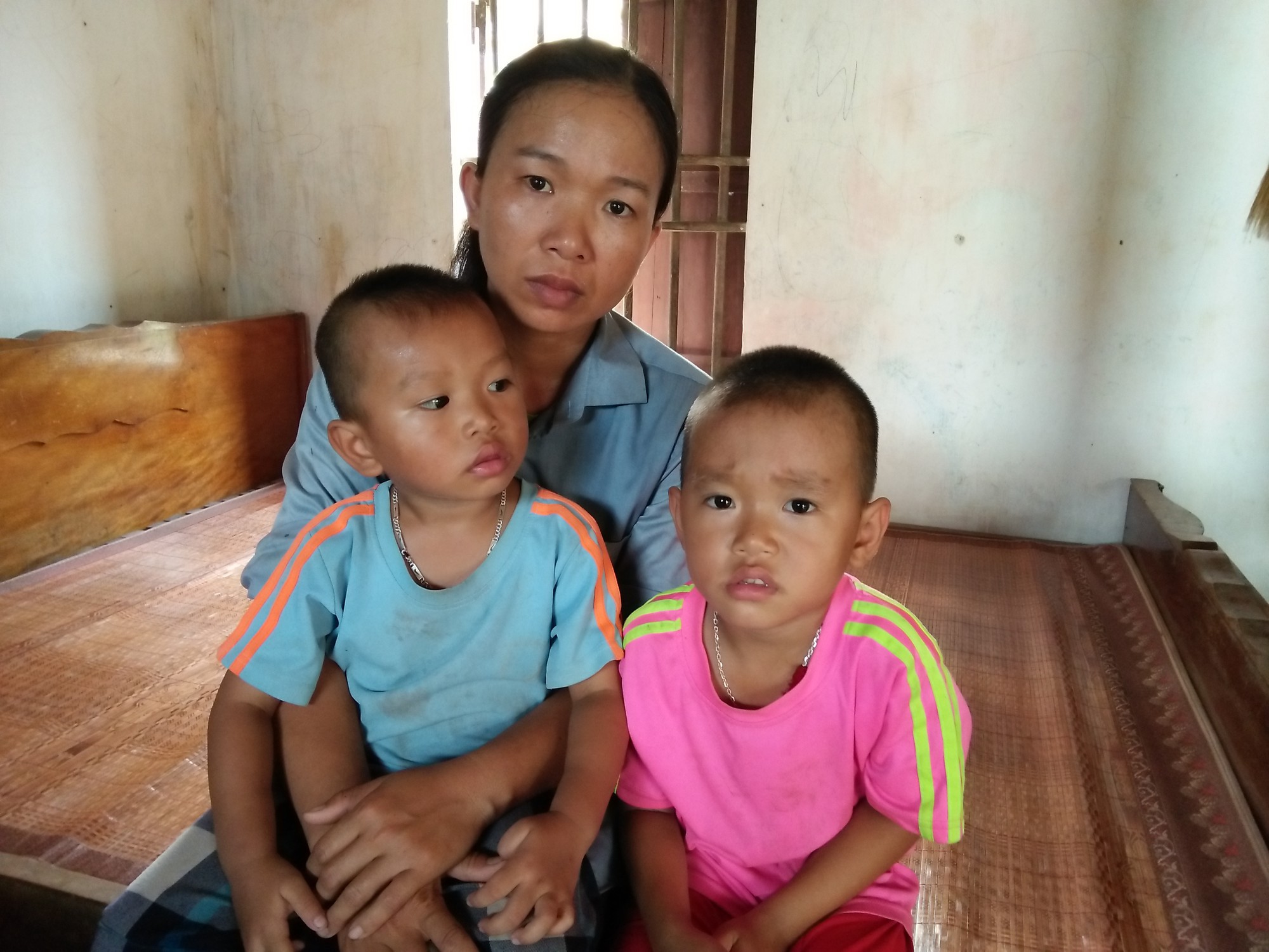 Xót cảnh hai đứa trẻ mồ côi cha hàng ngày theo mẹ đi phu gạch kiếm sống