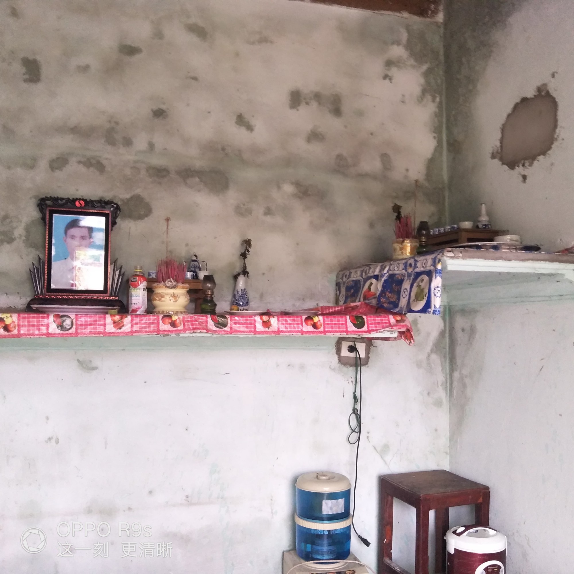 Xót cảnh hai đứa trẻ mồ côi cha hàng ngày theo mẹ đi phu gạch kiếm sống