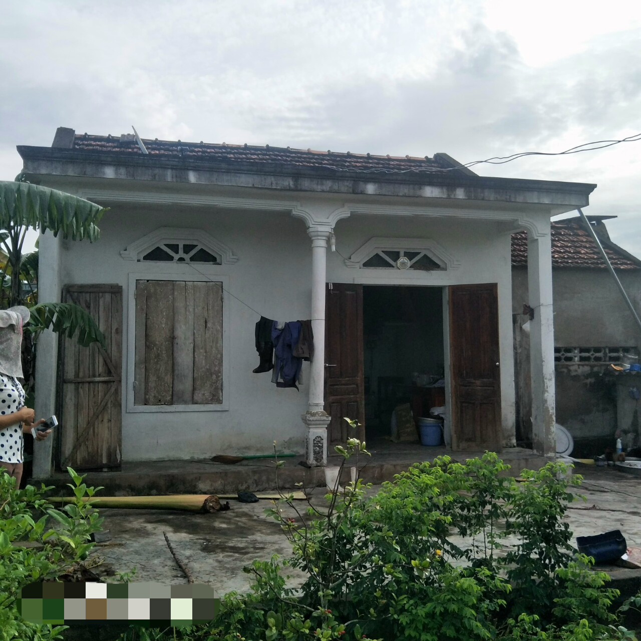 Xót cảnh hai đứa trẻ mồ côi cha hàng ngày theo mẹ đi phu gạch kiếm sống