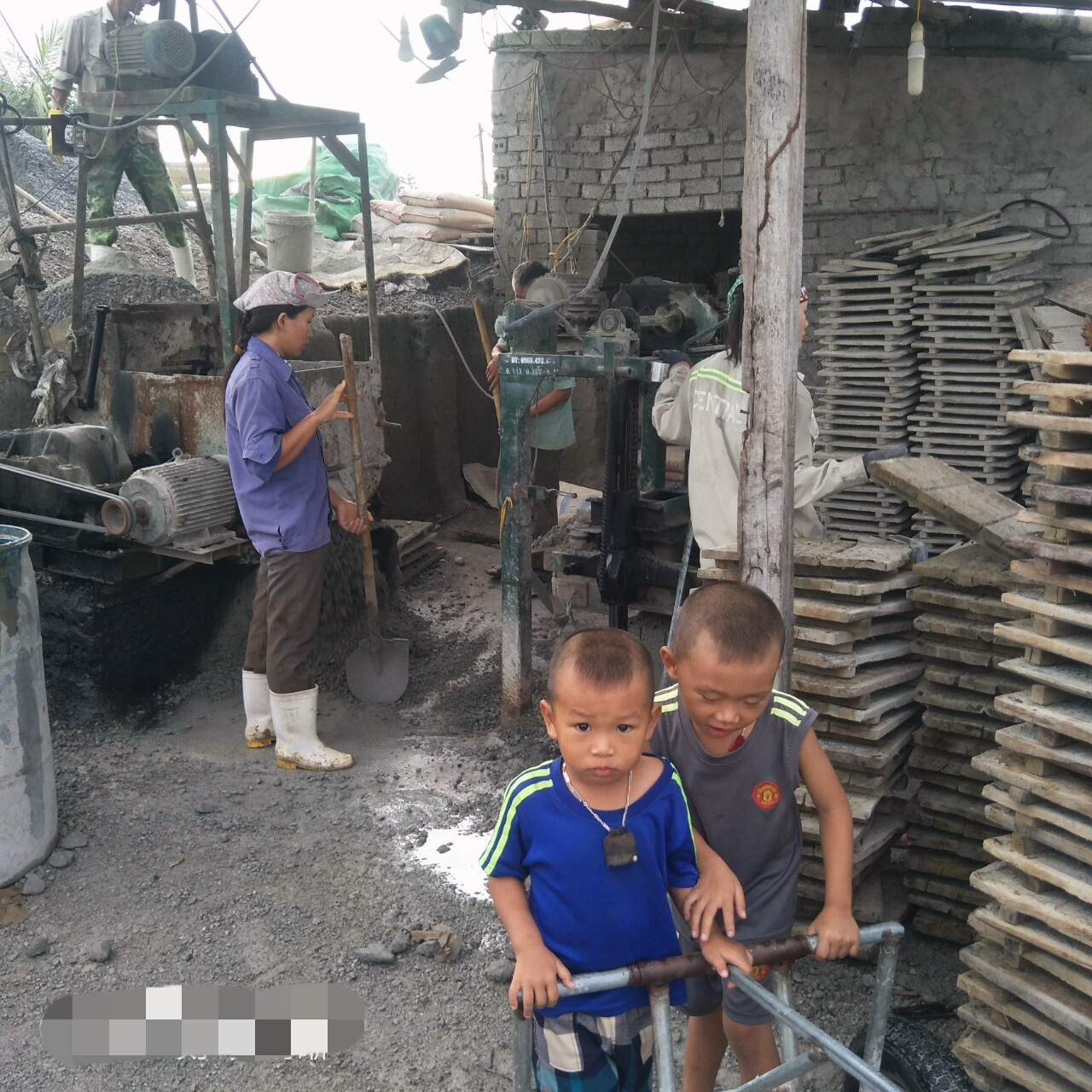Xót cảnh hai đứa trẻ mồ côi cha hàng ngày theo mẹ đi phu gạch kiếm sống