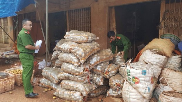 Lật tẩy mánh khóe của chủ cơ sở nông sản phù phép khoai Tây Trung Quốc thành khoai tây Đà Lạt