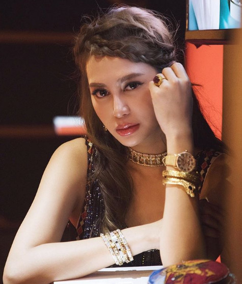 Cuộc sống giàu sang, nổi tiếng của ái nữ tỷ phú Hong Kong