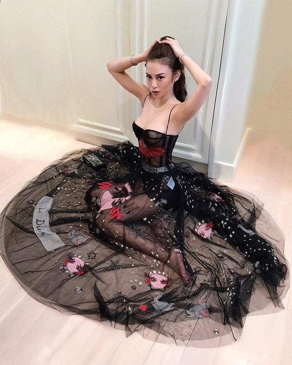 Cuộc sống giàu sang, nổi tiếng của ái nữ tỷ phú Hong Kong