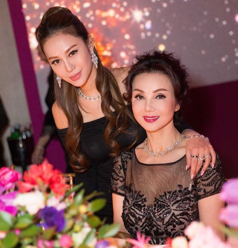 Cuộc sống giàu sang, nổi tiếng của ái nữ tỷ phú Hong Kong