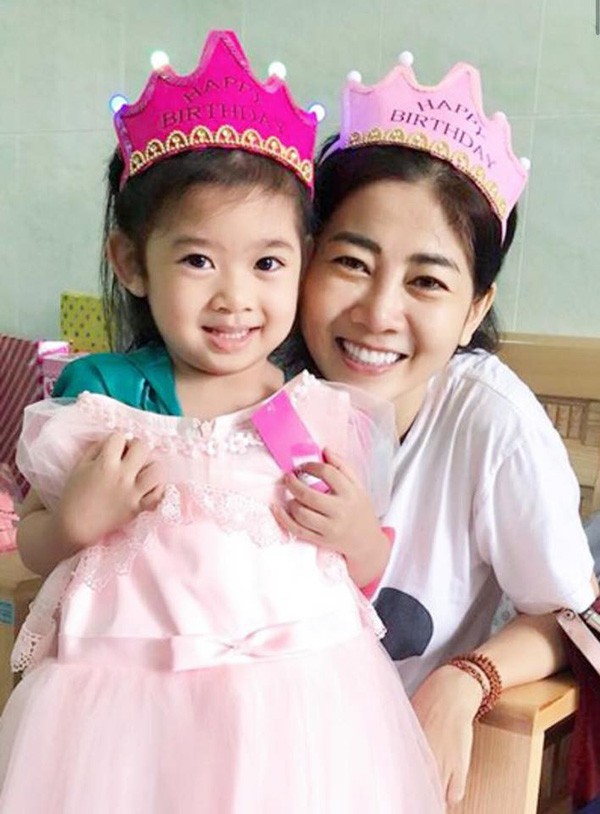 Quyền Linh đi chân đất, ngồi bệt xuống sàn nhà khi đến thăm hỏi Mai Phương