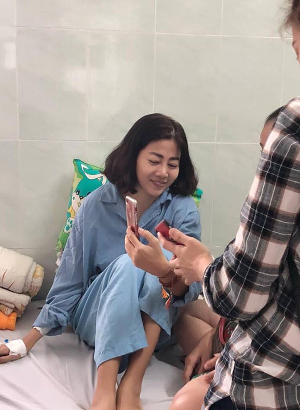 Quyền Linh đi chân đất, ngồi bệt xuống sàn nhà khi đến thăm hỏi Mai Phương