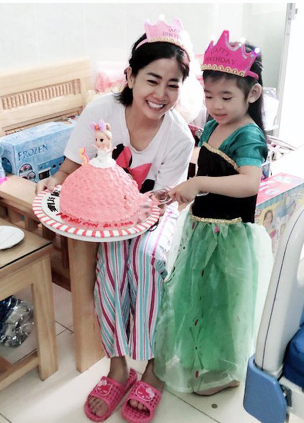 Quyền Linh đi chân đất, ngồi bệt xuống sàn nhà khi đến thăm hỏi Mai Phương