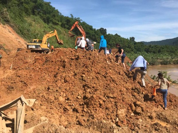 Hàng trăm người chờ đợi giữa trời nắng do Quốc lộ 7 bị sạt lở