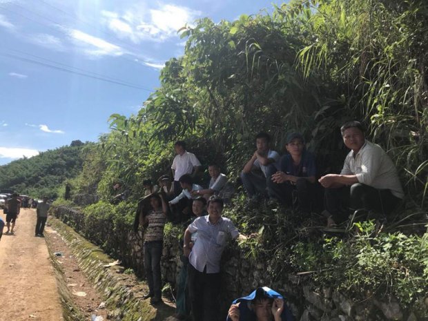 Hàng trăm người chờ đợi giữa trời nắng do Quốc lộ 7 bị sạt lở