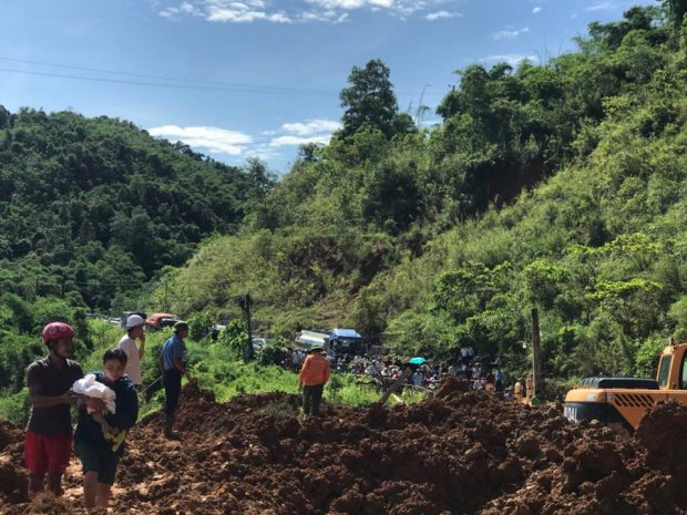 Hàng trăm người chờ đợi giữa trời nắng do Quốc lộ 7 bị sạt lở