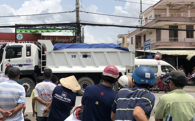 Người dân bức xúc khi tài xế xe ben xịt sơn che biển số sau tai nạn khiến bé gái lớp 4 tử vong