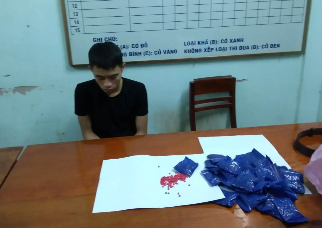 Bắt thanh niên đi taxi mang mũ bảo hiểm giấu 8.000 viên ma túy