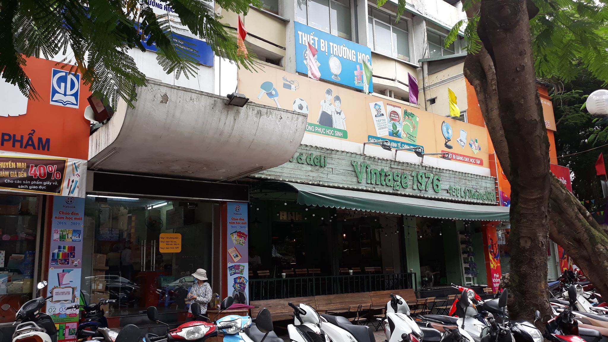 Hà Nội: Cháy sách giáo khoa, cò lợi dụng nâng giá