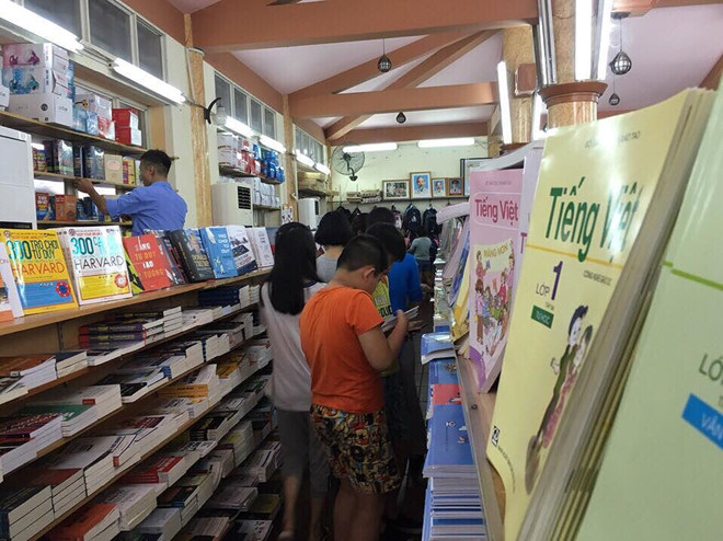 Hà Nội: Cháy sách giáo khoa, cò lợi dụng nâng giá