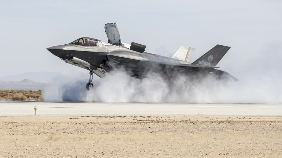 Mỹ kiếm bộn tiền nhờ triển lãm máy bay quân sự