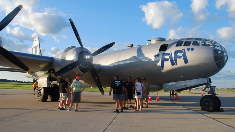 Mỹ kiếm bộn tiền nhờ triển lãm máy bay quân sự