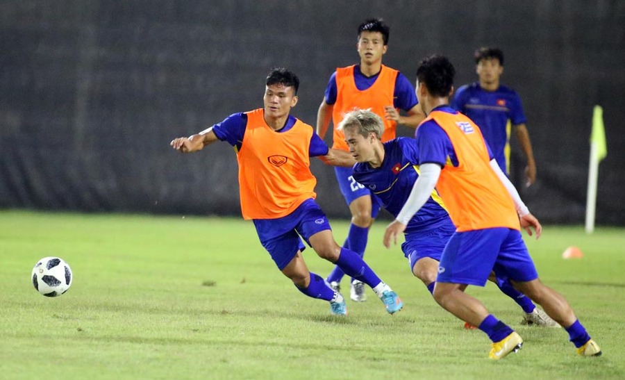 Việt Nam rèn giũa hàng thủ trước trận đấu Bahrain