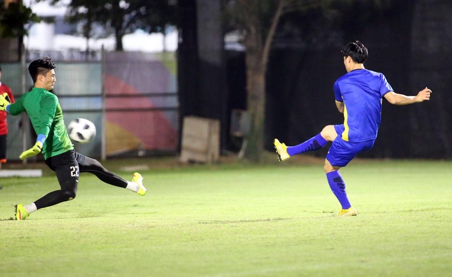 Việt Nam rèn giũa hàng thủ trước trận đấu Bahrain