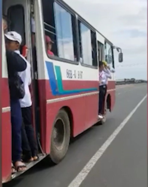 Học sinh bám trên cửa ô tô đang chạy tốc độ cao trên quốc lộ ở Bình Thuận