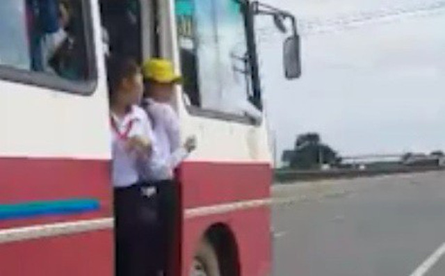 Học sinh bám trên cửa ô tô đang chạy tốc độ cao trên quốc lộ ở Bình Thuận