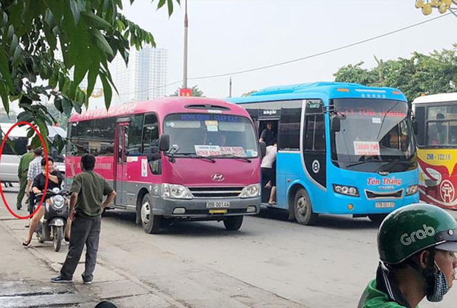 Công an đứng nhìn xe khách vi phạm