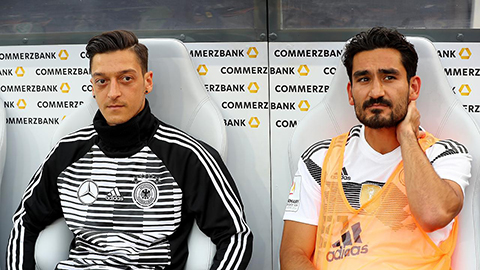 Klopp chê những người chỉ trích Oezil là đạo đức giả