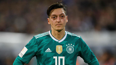 Klopp chê những người chỉ trích Oezil là đạo đức giả