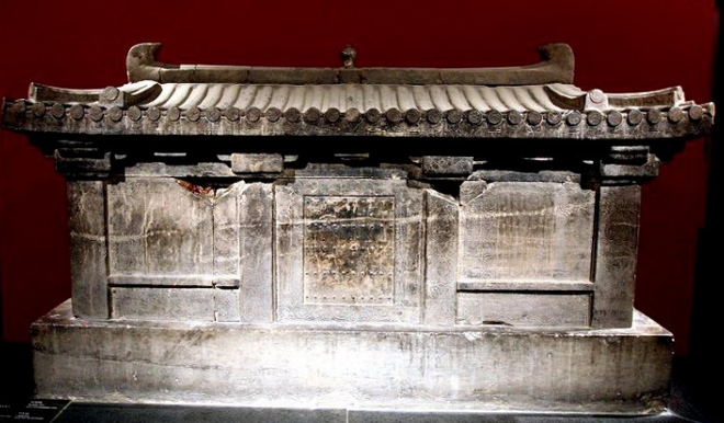 Bật nắp quan tài, hoảng sợ vì lời nguyền ngàn năm trong cổ mộ