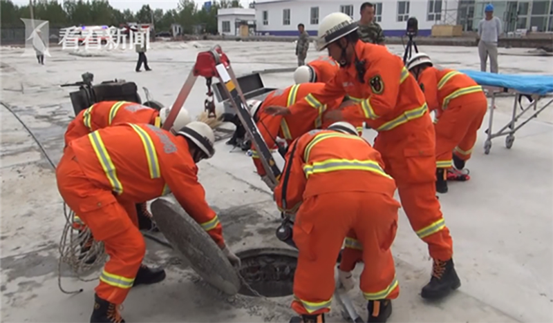 Mải nghịch điện thoại, chú trung niên ngã xuống hố sâu 4 mét, thấy không bị sao nên bình tĩnh ngồi chơi tiếp