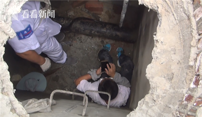 Mải nghịch điện thoại, chú trung niên ngã xuống hố sâu 4 mét, thấy không bị sao nên bình tĩnh ngồi chơi tiếp