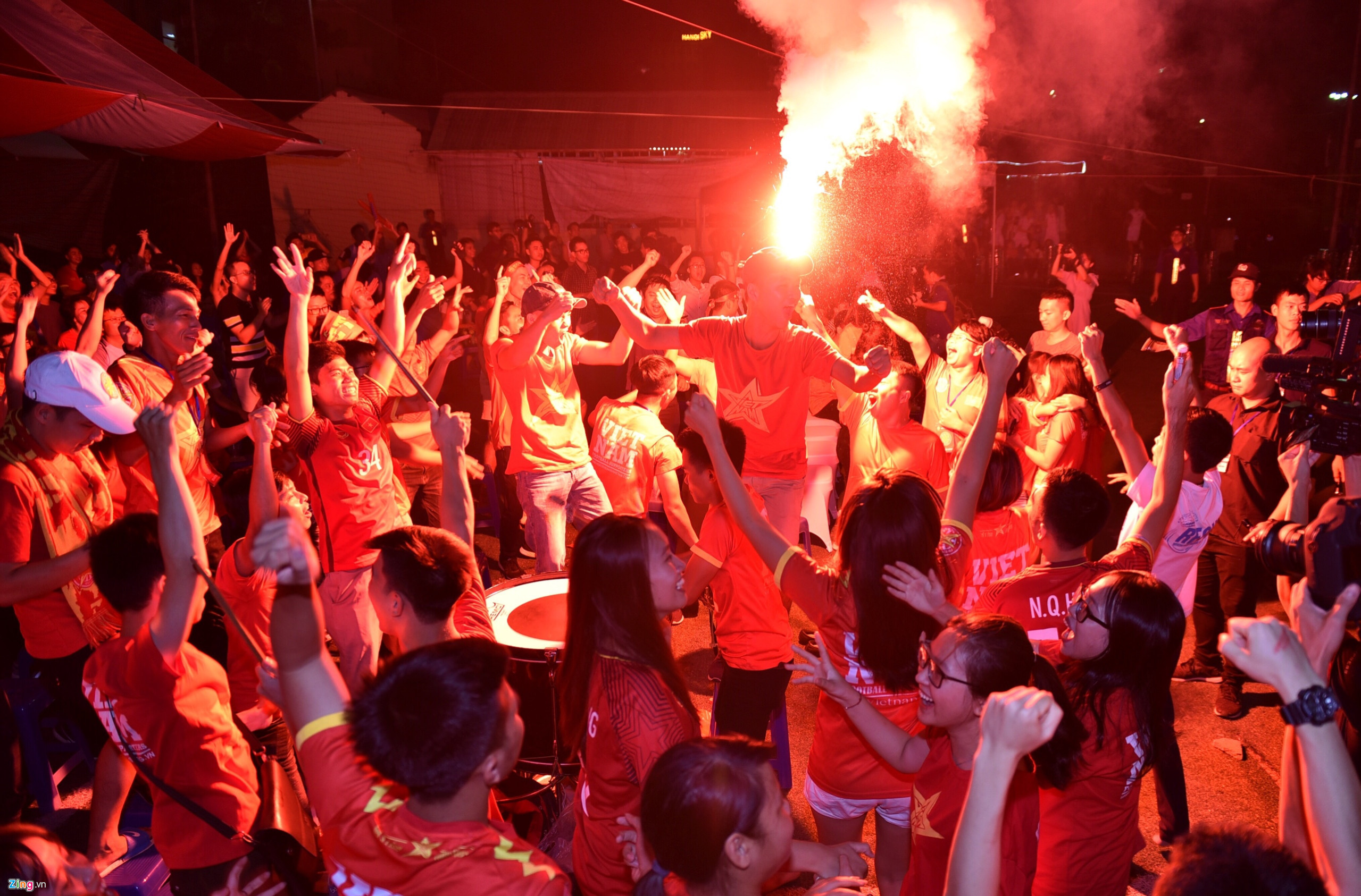 Hàng triệu người ăn mừng chiến thắng của tuyển Olympic Việt Nam