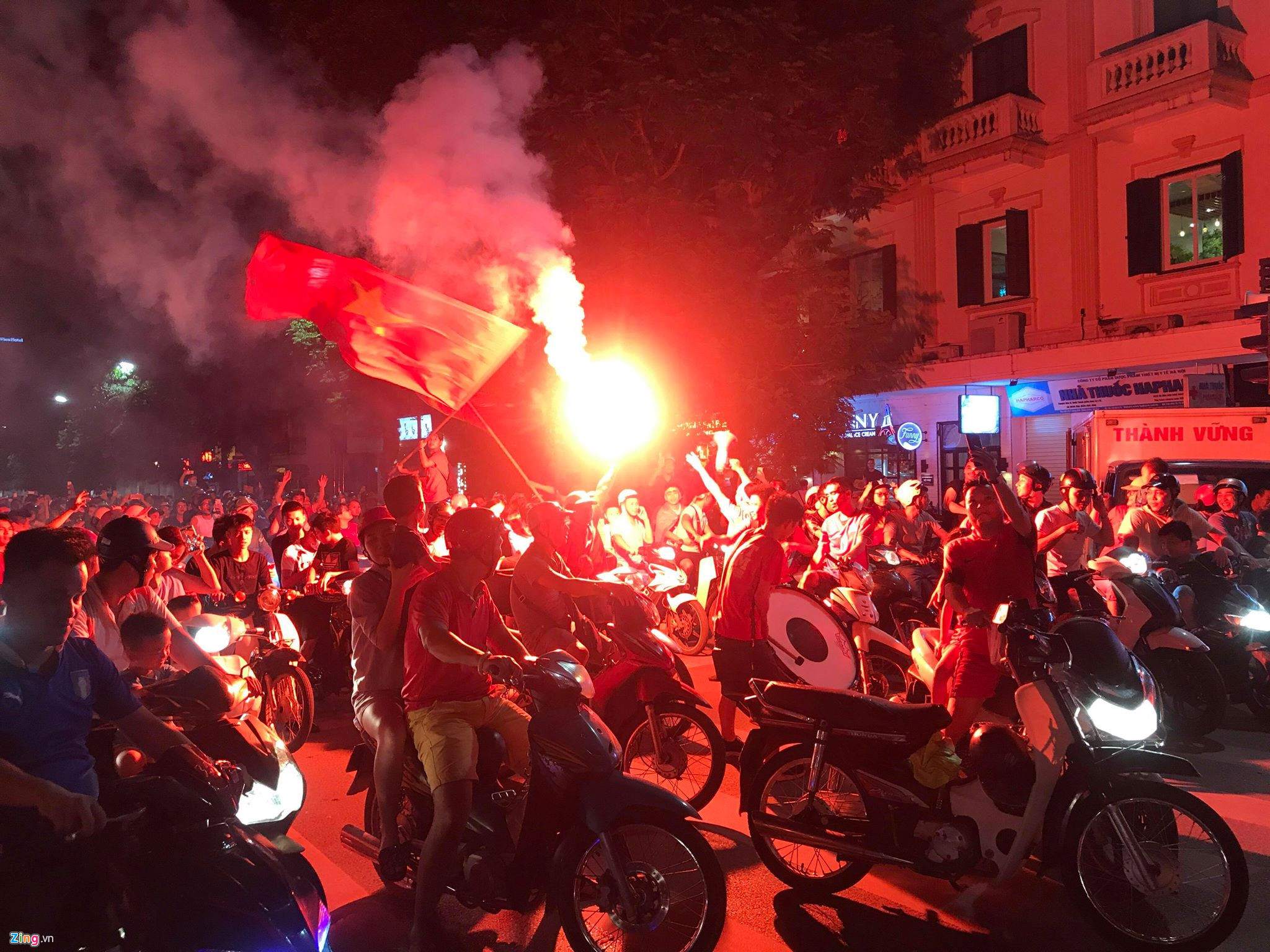 Hàng triệu người ăn mừng chiến thắng của tuyển Olympic Việt Nam