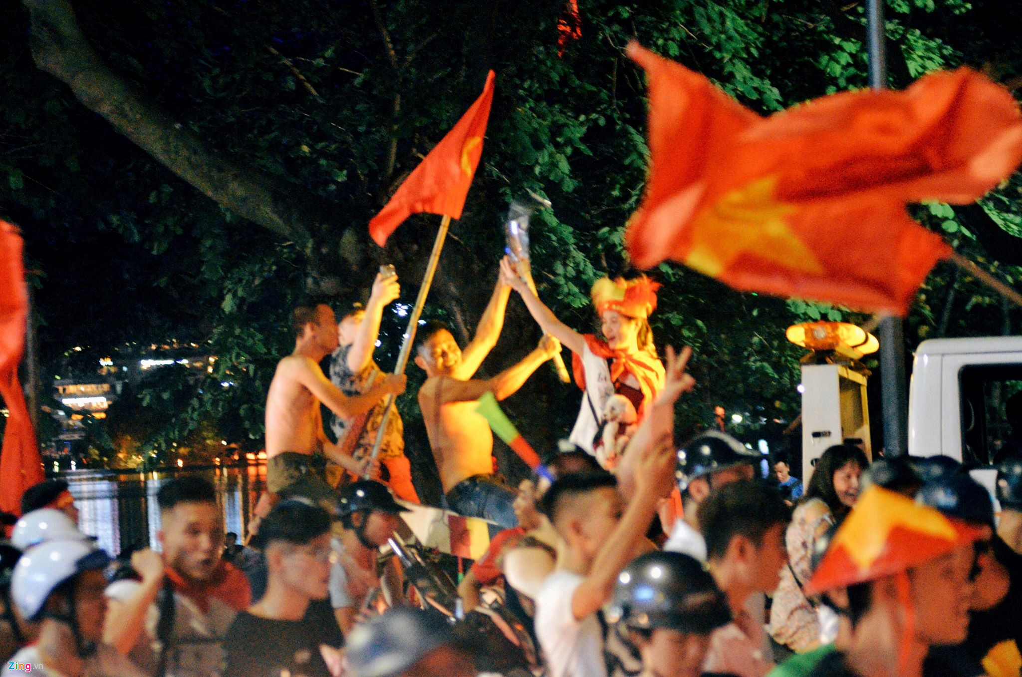 Hàng triệu người ăn mừng chiến thắng của tuyển Olympic Việt Nam