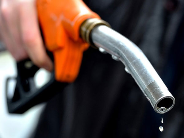 Đổ xăng, có cần thiết phải tắt máy xe?