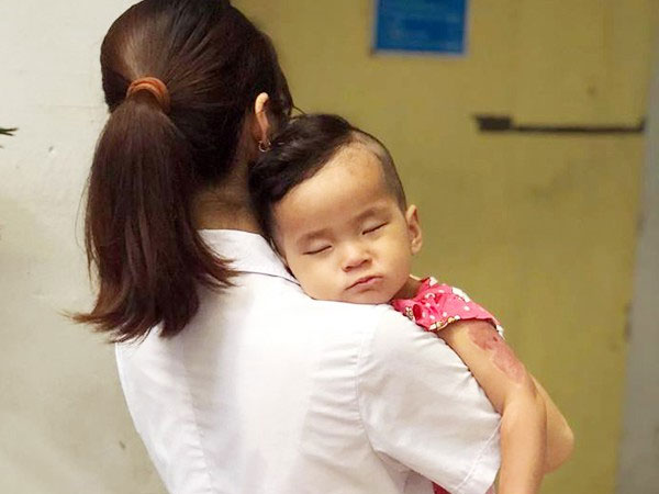 Hà Nội: Tìm người thân cho bé gái 15 tháng tuổi bị bỏ rơi tại công viên Hòa Bình trong tình trạng sốt cao